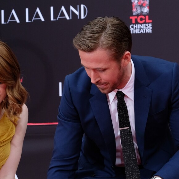Ryan Gosling et Emma Stone laissent leurs empreintes sur le ciment lors d'une cérémonie en l'honneur du film 'La La Land' au TCL Chinese Theatre à Hollywood, le 7 décembre 2016
