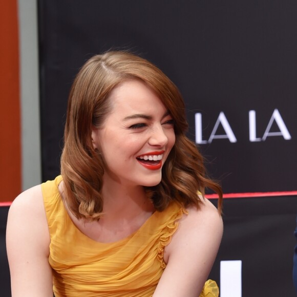 Ryan Gosling et Emma Stone laissent leurs empreintes sur le ciment lors d'une cérémonie en l'honneur du film 'La La Land' au TCL Chinese Theatre à Hollywood, le 7 décembre 2016