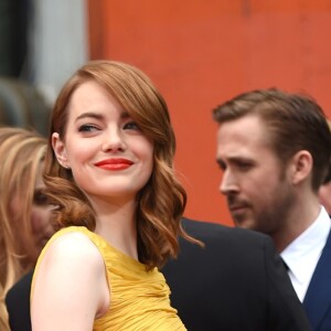 Emma Stone - Ryan Gosling et Emma Stone laissent leurs empreintes sur le ciment lors d'une cérémonie en l'honneur du film 'La La Land' à Hollywood, le 7 décembre 2016