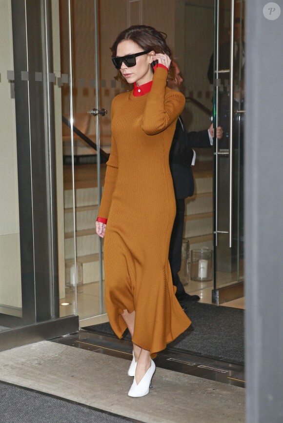 Victoria Beckham quitte l'hôtel EDITION New York à New York, toute de Victoria Beckham vêtue (robe et chaussures de la pré-collection automne 2017). Le 6 décembre 2016.