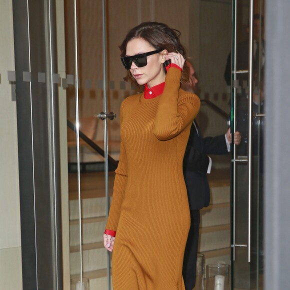 Victoria Beckham quitte l'hôtel EDITION New York à New York, toute de Victoria Beckham vêtue (robe et chaussures de la pré-collection automne 2017). Le 6 décembre 2016.
