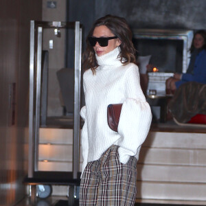 Victoria Beckham quitte l'EDITION New York à New York, toute de Victoria Beckham vêtue (pantalon et chaussures de la pré-collection automne 2017). Le 7 décembre 2016.