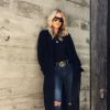Photo de Rosie Huntington-Whiteley à Los Angeles, habillée d'un manteau Acne Studios, d'un jean PAIGE®, d'une ceinture et de mocassins en cuir et fourrure d'agneau Gucci (modèle Princetown). Le 4 décembre 2016.