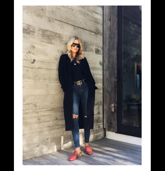 Photo de Rosie Huntington-Whiteley à Los Angeles, habillée d'un manteau Acne Studios, d'un jean PAIGE®, d'une ceinture et de mocassins en cuir et fourrure d'agneau Gucci (modèle Princetown). Le 4 décembre 2016.