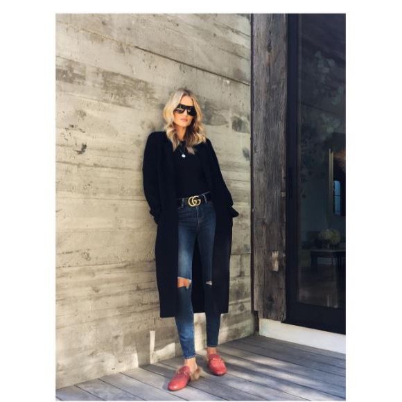 Photo de Rosie Huntington-Whiteley à Los Angeles, habillée d'un manteau Acne Studios, d'un jean PAIGE®, d'une ceinture et de mocassins en cuir et fourrure d'agneau Gucci (modèle Princetown). Le 4 décembre 2016.