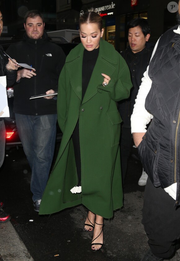 Rita Ora à New York, porte un manteau Emilio Pucci (collection automne-hiver 2016), une robe Esteban Cortazar et des sandales Gianvito Rossi (modèle Carlyle). Le 7 décembre 2016.