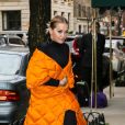 Rita Ora à New York, porte un manteau matelassé en duvet Acne Studios (collection automne-hiver 2016). Le 7 décembre 2016.