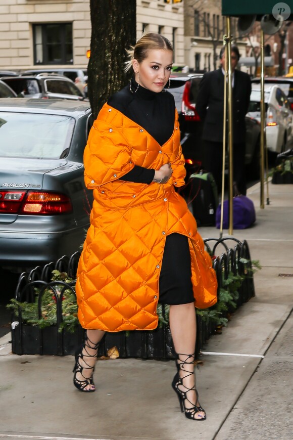 Rita Ora à New York, porte un manteau matelassé en duvet Acne Studios (collection automne-hiver 2016). Le 7 décembre 2016.