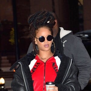 Rihanna à New York, porte un manteau shearling Vetements, une veste en velours Namilia, un jean Balmain et des chaussures Timberland. Des lunettes de soleil Le Specs (modèle Wild Child) et un sac Louis Vuitton (modèle Twisted Box par Frank Gehry) accessoirisent sa tenue. Le 7 décembre 2016.