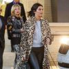 Kendall Jenner quitte le Barney's New York à Beverly Hills, habillée d'un manteau léopard Plein Sud (collection hiver 2016), d'un pull en coton gris, d'un pantalon en cuir RtA et de chaussures Gucci. Le mannequin tient un sac Hermès. Le 7 décembre 2016.