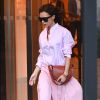 Victoria Beckham quitte l'EDITION New York à New York, toute de Victoria Beckham vêtue (jupe et chaussures de la pré-collection automne 2017). Le 8 décembre 2016.