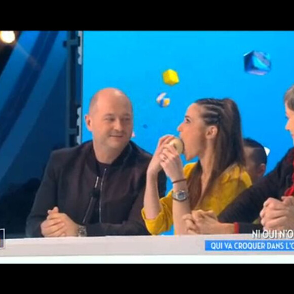 Capucine Anav croque dans un oignon - "TPMP", jeudi 8 décembre 2016, sur C8