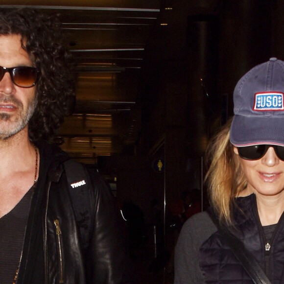 Renée Zellweger et son compagnon Doyle Bramhall II arrivent à l'aéroport LAX de Los Angeles le 24 août 2016.