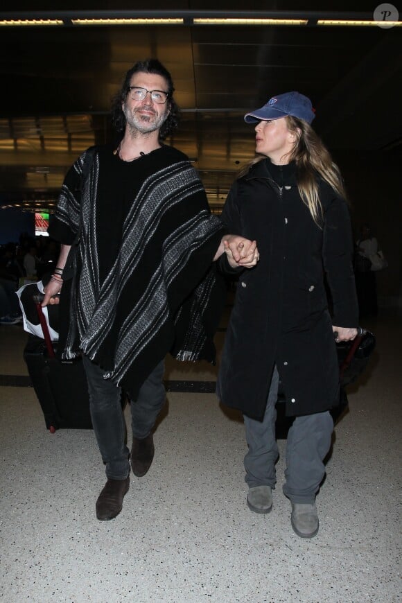 Renee Zellweger et son compagnon Doyle Bramhall arrivent à l'aéroport de LAX à Los Angeles, le 26 février 2016