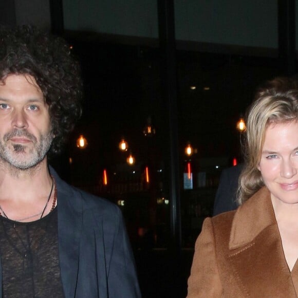 Renee Zellweger et son compagnon Doyle Bramhall quittent un gala de charité à Londres le 3 novembre 2015. Renee Zellweger and her boyfriend Doyle Bramhall leaving the serious fun charity gala in London on November 3rd 2015.03/11/2015 -