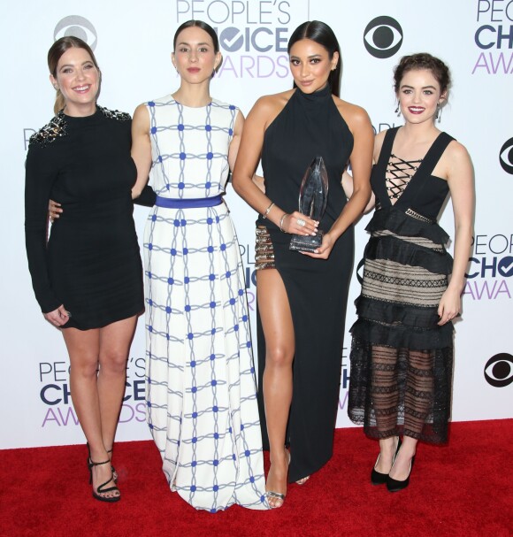 Troian Bellisario, Lucy Hale, Shay Mitchell et Ashley Benson - Press room des People Choice Awards 2016 à Los Angeles le 6 janvier 2015.