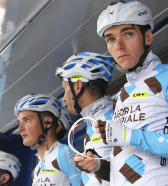 Romain Bardet rend hommage à Etienne Fabre, jeune cycliste d'AG2R, décédé le 10 décembre 2016. Photo publiée sur Twitter le 11 décembre 2016.