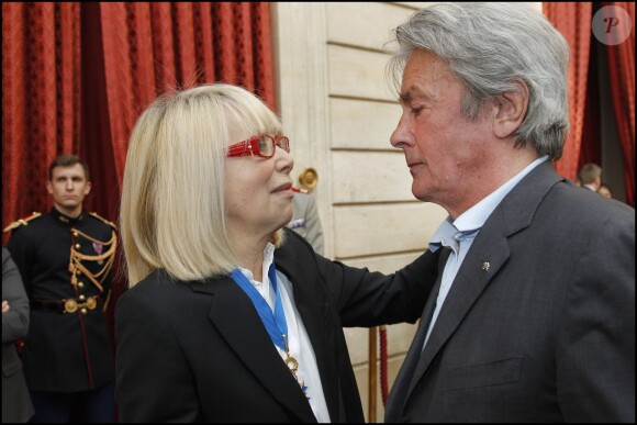 Exclusif - Mireille Darc et Alain Delon lors de la cérémonie de remise des insignes de commandeur de l'ordre national du mérite de Mireille Darc à Paris le 21 avril 2010