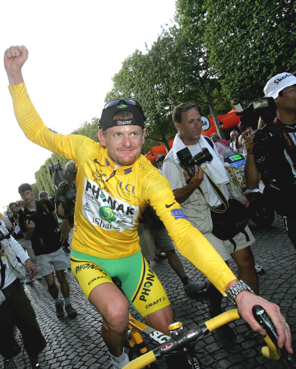 Floyd Landis lors de la dernière étape du Tour de France, le 23 juillet 2006, sur les Champs-Elysées.