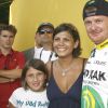 Floyd Landis lors de la dernière étape du Tour de France, le 23 juillet 2006, sur les Champs-Elysées. Avec son ex-femme Amber et leur fille Ryan.