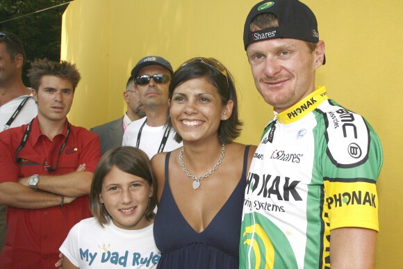Floyd Landis lors de la dernière étape du Tour de France, le 23 juillet 2006, sur les Champs-Elysées. Avec son ex-femme Amber et leur fille Ryan.