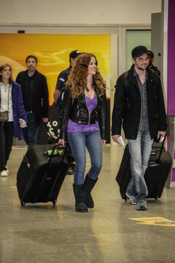 Rebecca Mader arrive à l'aéroport de Rio de Janeiro avec son fiancé le 29 juin 2015