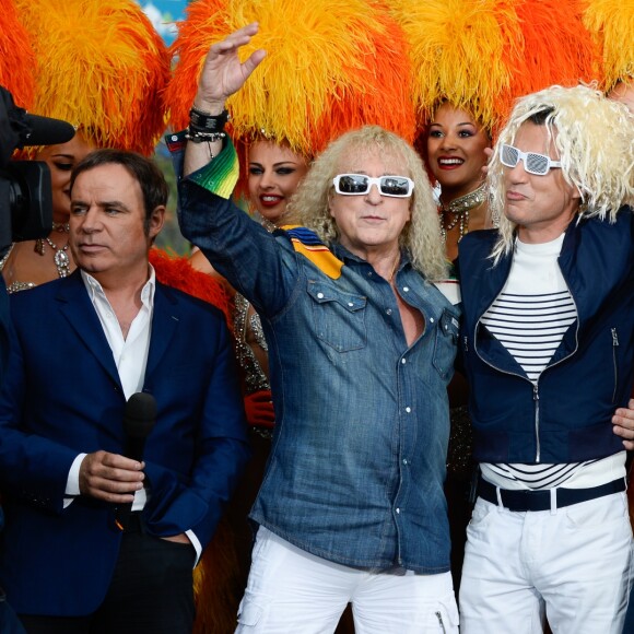 Fabien Lecoeuvre, Michel Polnareff, Laurent Luyat, Cyril Féraud et Gilbert Coullier - Le chanteur français Michel Polnareff fête son 72ème anniversaire en présence des danseuses du Moulin-Rouge et donne le départ de la deuxième étape de la 103ème édition de la course cycliste du tour de France le 3 Juillet 2016, entre Saint-Lo et Cherbourg-en-Cotentin, en Normandie. © Coadic Guirec / Bestimage