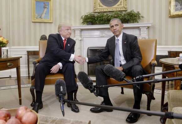 Le futur président élu Donald Trump rencontre Barack Obama dans le Bureau Oval de la Maison Blanche. Washington, le 10 novembre 2016.