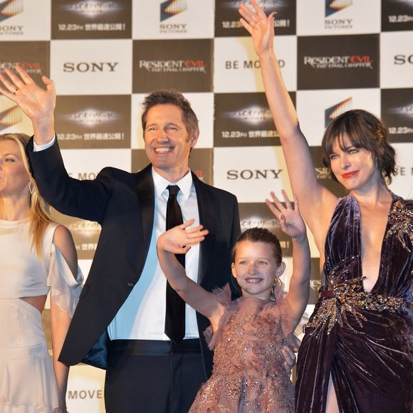 Paul W.S. Anderson, Ever Anderson et Milla Jovovich alors de la première mondiale de "Resident Evil: The Final Chapter" à Tokyo, le 13 décembre 2016.