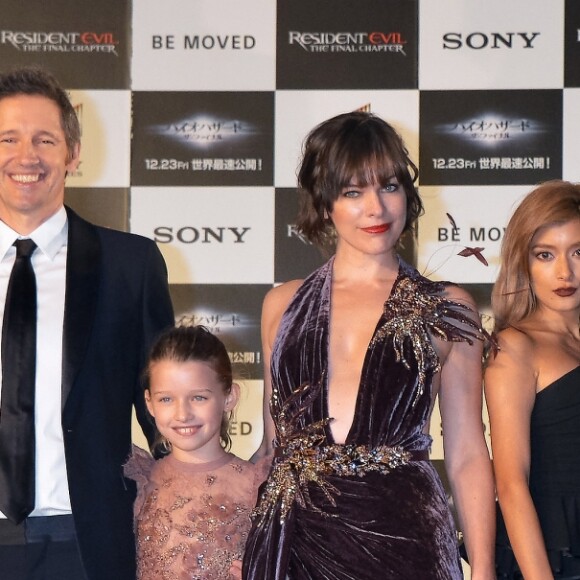 Joon-Gi Lee, Ali Larter, Paul W.S. Anderson, Ever Anderson, Milla Jovovich, Rola, William Levy et Eoin Macken lors de la première mondiale de "Resident Evil: The Final Chapter" à Tokyo, le 13 décembre 2016.