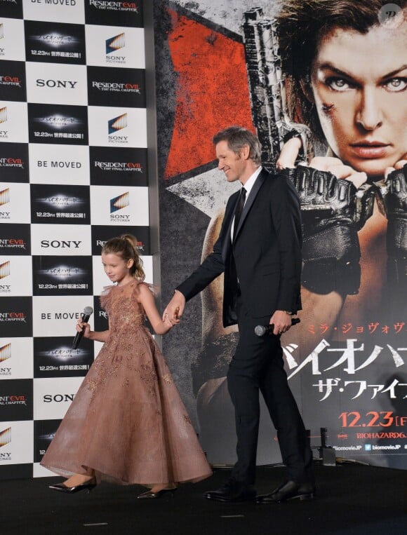Paul W.S. Anderson et sa fille Ever Anderson lors de la première mondiale de "Resident Evil: The Final Chapter" à Tokyo, le 13 décembre 2016.