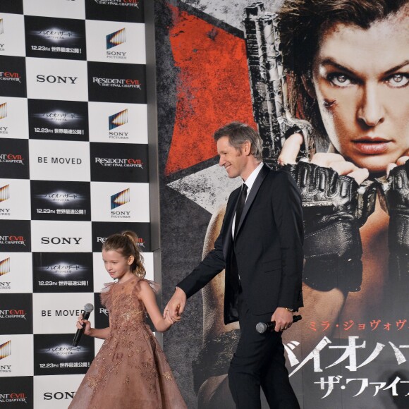 Paul W.S. Anderson et sa fille Ever Anderson lors de la première mondiale de "Resident Evil: The Final Chapter" à Tokyo, le 13 décembre 2016.