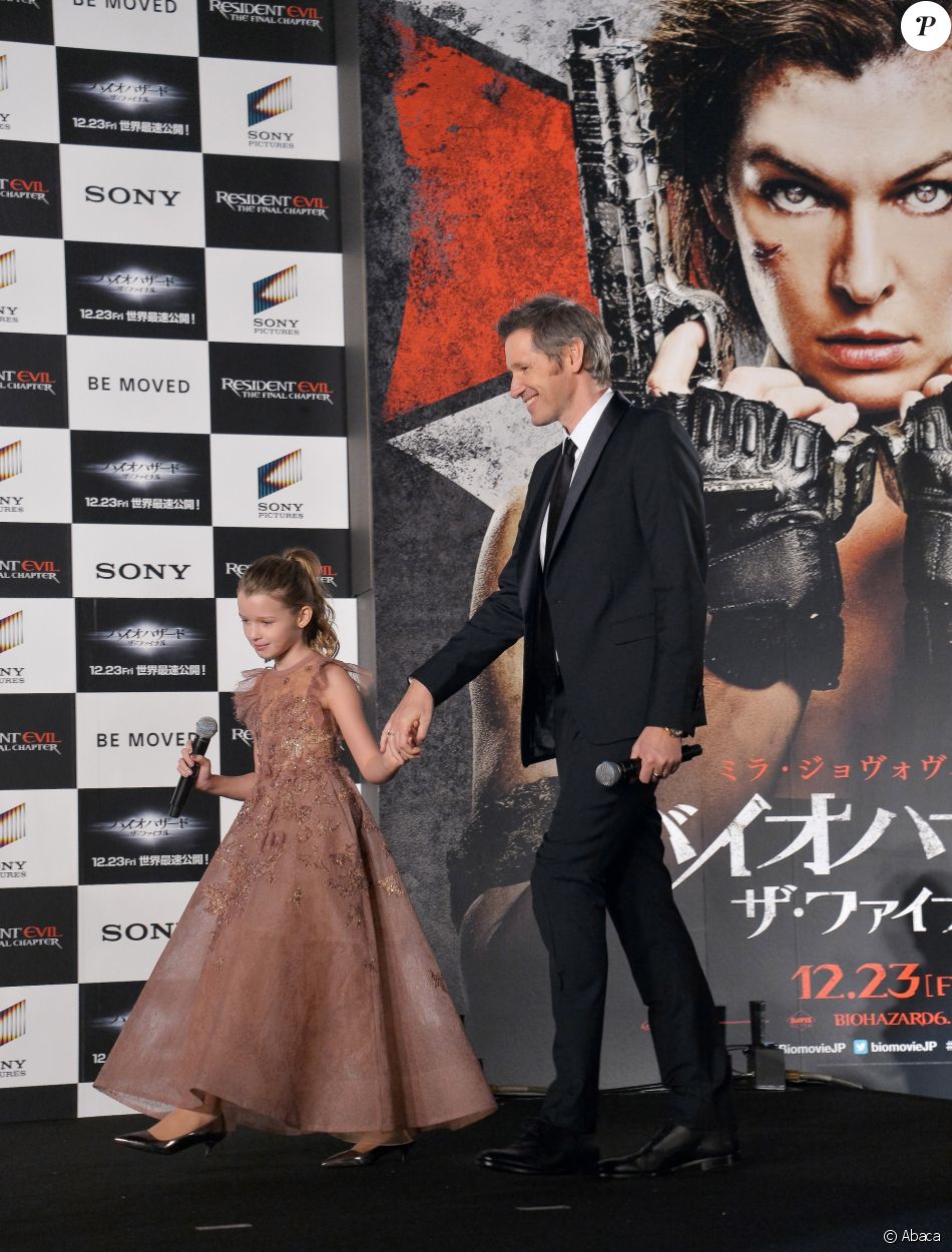 Paul W.S. Anderson et sa fille Ever Anderson lors de la première mondiale de &quot;Resident Evil: The Final Chapter&quot; à Tokyo, le 13 décembre 2016.