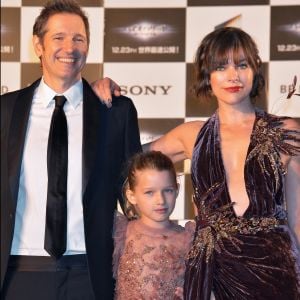 Paul W.S. Anderson, sa fille et Milla Jovovich lors de la première mondiale de "Resident Evil: The Final Chapter" à Tokyo, le 13 décembre 2016.