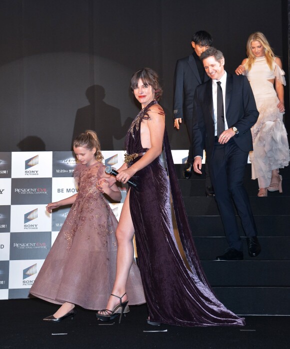 Milla Jovovich et sa fille Ever Anderson lors de la première mondiale de "Resident Evil: The Final Chapter" à Tokyo, le 13 décembre 2016.