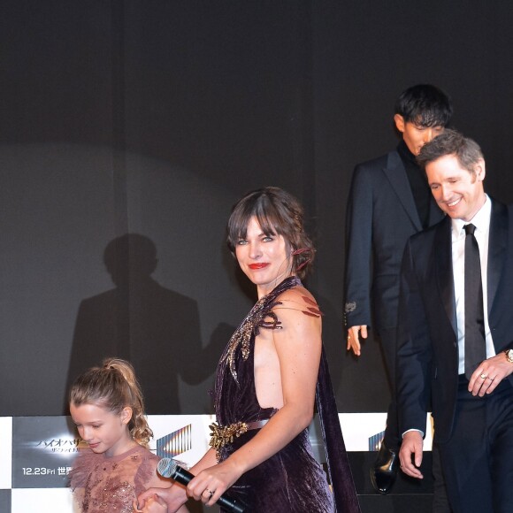 Milla Jovovich et sa fille Ever Anderson lors de la première mondiale de "Resident Evil: The Final Chapter" à Tokyo, le 13 décembre 2016.