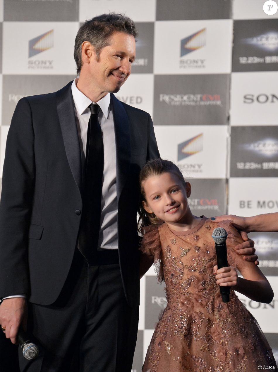 Paul W.S. Anderson et sa fille Ever lors de la première mondiale de &quot;Resident Evil: The Final Chapter&quot; à Tokyo, le 13 décembre 2016.