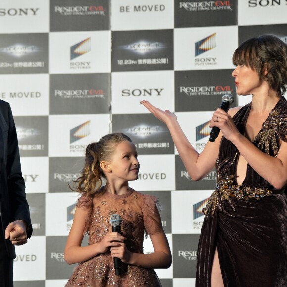 Paul W.S. Anderson, Ever Anderson et Milla Jovovich  lors de la première mondiale de "Resident Evil: The Final Chapter" à Tokyo, le 13 décembre 2016.