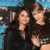 Selena Gomez, Taylor Swift à la Soirée des MTV Video Music Awards à Los Angeles le 30 aout 2015.