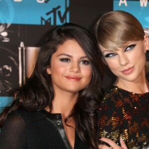 Selena Gomez, Taylor Swift à la Soirée des MTV Video Music Awards à Los Angeles le 30 aout 2015.