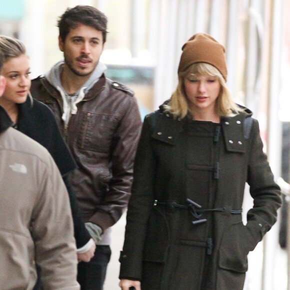 Taylor Swift dans les rues de New York avec des amis, le 23 novembre 2016