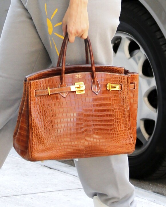 Jennifer Lopez arrive à son appartement à New York, le 14 août 2015. Jennifer Lopez porte un sac, en peau de crocodile, de la marque Hermès.