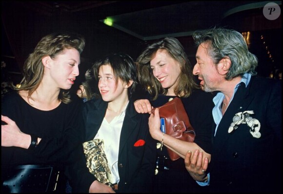 Serge Gainsbourg, Jane Birkin et Kate Barry félicitant Charlotte Gainsbourg aux César en 1986