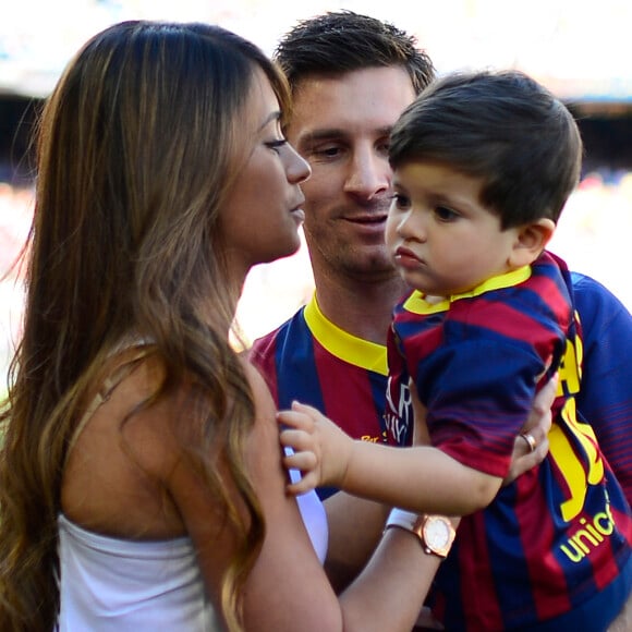 Lionel Messi avec sa compagne Antonella Roccuzzo et leur fils thiago dans le stade du FC Barcelone avant le coup d'envoi à Barcelone en Espagne le 3 mai 2014.