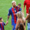 Lionel Messi avec sa femme Antonella et ses enfants Mateo et Thiago au Camp Nou à Barcelone le 20 Août 2016