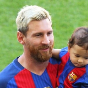 Lionel Messi avec sa femme Antonella et ses enfants Mateo et Thiago au Camp Nou à Barcelone le 20 Août 2016