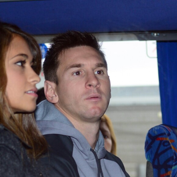 Le footballeur Lionel Messi et sa compagne Antonella Roccuzzo a l'aeroport de Barcelone, le 13 janvier 2014, pour prendre l'avion pour Zurich ou ils vont assister a la soiree du Ballon d'Or 2014.