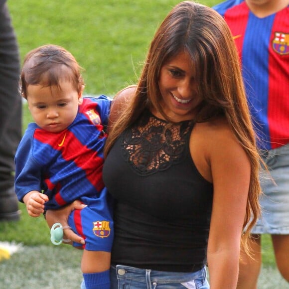 Antonella Rocuzzo, la femme de Lionel Messi avec leurs enfants Matéo et Thiago - Le FC Barcelone de Lionel Messi remporte le premier match de l'année en Ligua, 6 à 2 contre le Betis Seville au Camp Nou à Barcelone le 20 Août 2016.