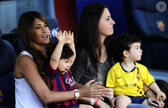 Antonella Roccuzzo et leur son thiago dans le stade du FC Barcelone avant le coup d'envoi à Barcelone en Espagne le 3 mai 2014.