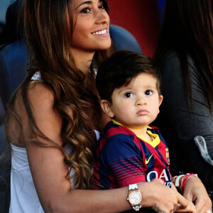 Lionel Messi avec sa compagne Antonella Roccuzzo et leur fils thiago dans le stade du FC Barcelone avant le coup d'envoi à Barcelone en Espagne le 3 mai 2014.